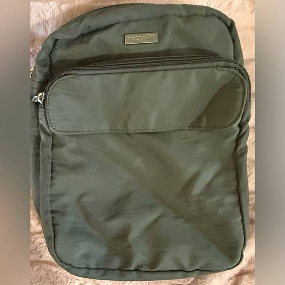 Baggallini mini backpack - Picture 3 of 7